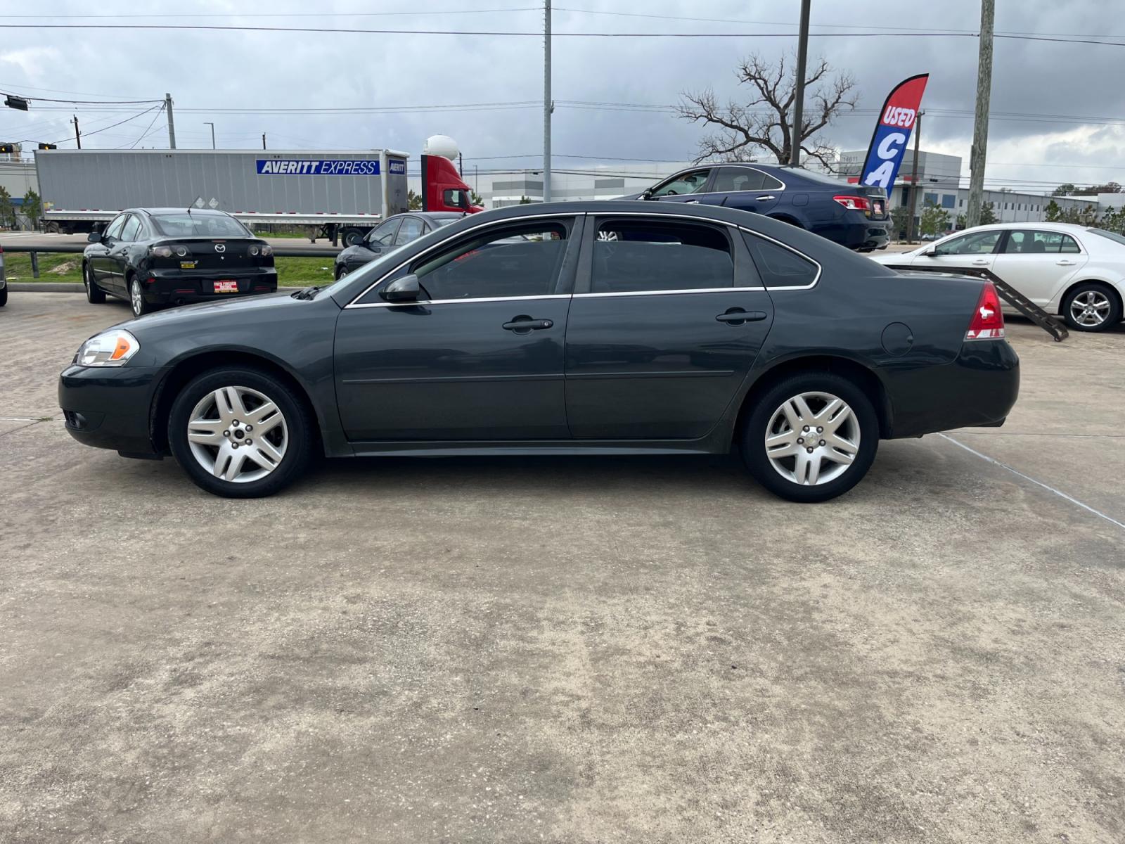 2016 GRAY /gray Chevrolet Impala Limited LT (2G1WB5E32G1) with an 3.6L V6 DOHC 16V FFV engine, 6-Speed Automatic transmission, located at 14700 Tomball Parkway 249, Houston, TX, 77086, (281) 444-2200, 29.928619, -95.504074 - Photo #3